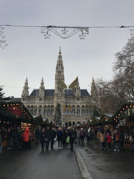 冬空の市庁舎前のクリスマスマーケット